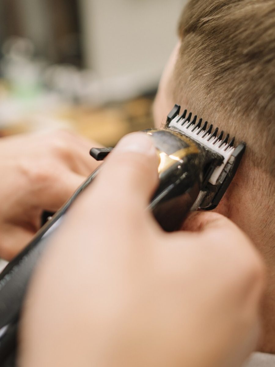 vista-del-primo-piano-dell-uomo-che-ottiene-un-taglio-di-capelli_23-2148506364